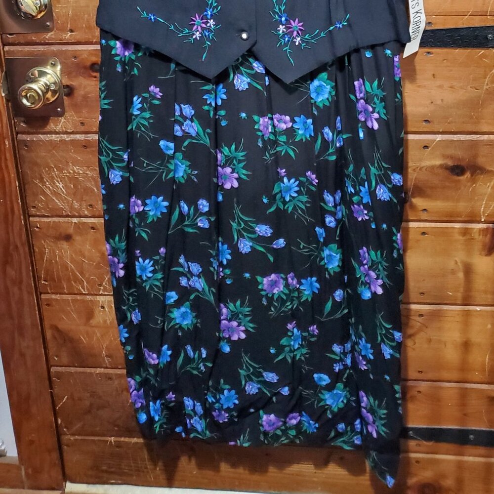 Woman's Plus Size Black Flower Dress - Picture 7 of 9